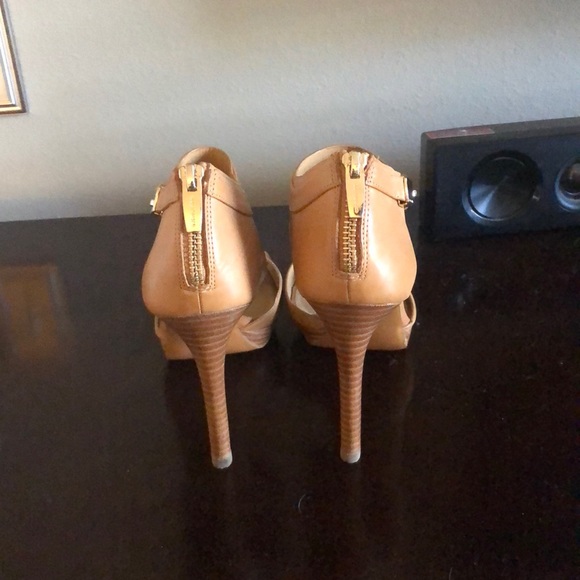 Moving - Picture 3 of 3